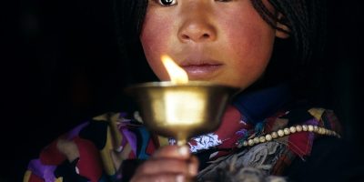 Photographie prise par Olivier FÖLLMI : un instant de dévotion au temple sacre du Jokhang a Lhasa (Tibet) / Devotion at Jokhang holy temple at Lhasa (Tibet)