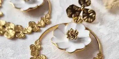 Au Nom du Père Bijoux, création de boucles d'oreilles, bracelets et bijoux chrétiens, basé à Nantes