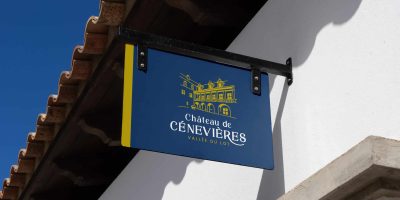 Refonte d'identité visuelle à Cenevières (près de Cahors), pour le Château de Cénevières - imprimé sur un panneau extérieur mural
