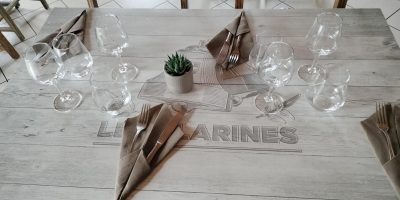 Table dressée aurestaurant Les Clarines à Andilly, Haute-Savoie, France